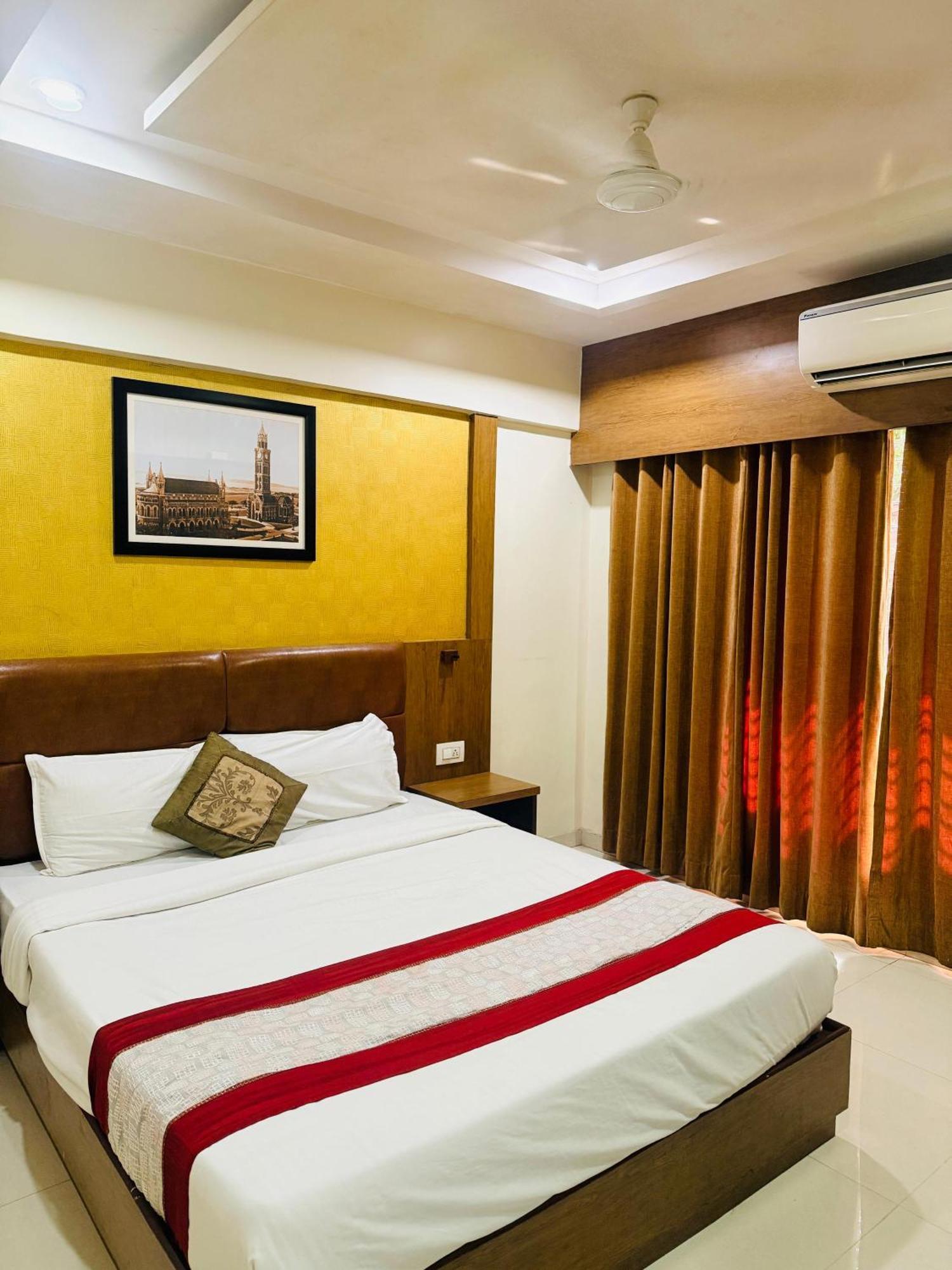 Hotel Crystal Luxury Inn- Bandra Мумбай Екстериор снимка