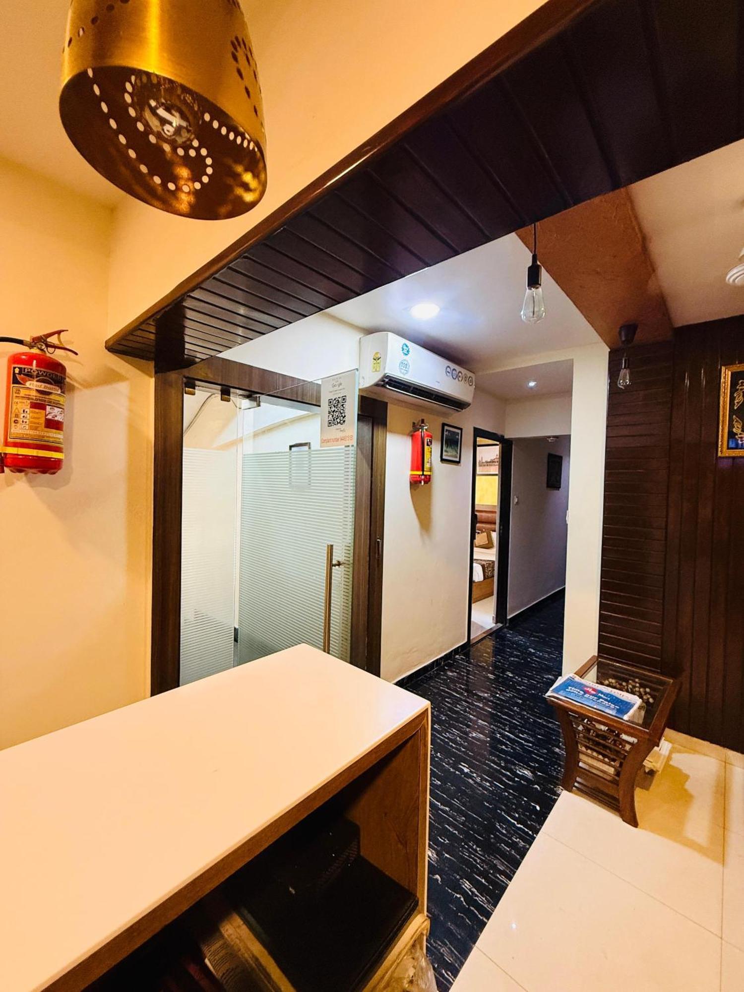 Hotel Crystal Luxury Inn- Bandra Мумбай Екстериор снимка