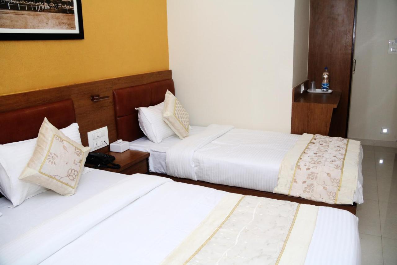 Hotel Crystal Luxury Inn- Bandra Мумбай Екстериор снимка